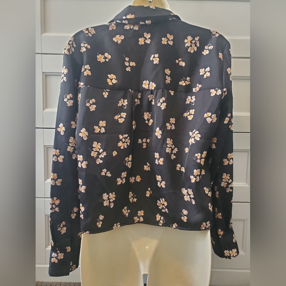 Dynamite Cropped Floral Silky Cherry Blossom Blouse - Picture 6 of 9